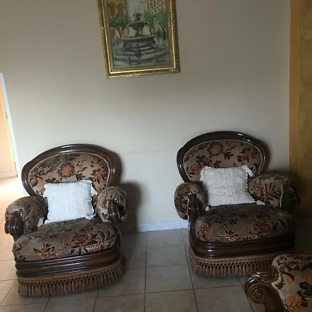Marika Villa *
